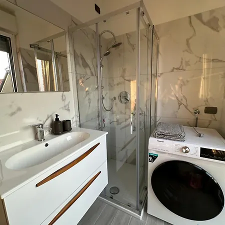 Deluxe Comfortable With Balcony Downtown