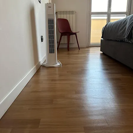 아파트 Deluxe Comfortable With Balcony Downtown