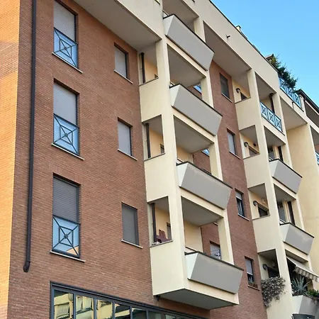 Deluxe Comfortable With Balcony Downtown Apartment *