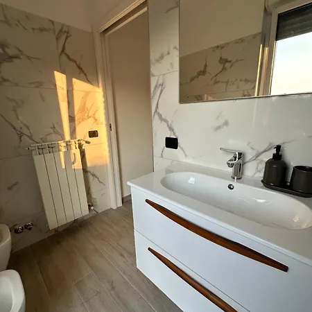 Deluxe Comfortable With Balcony Downtown Apartment Castellanza