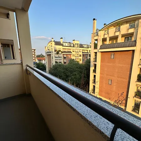 Apartment Deluxe Comfortable With Balcony Downtown