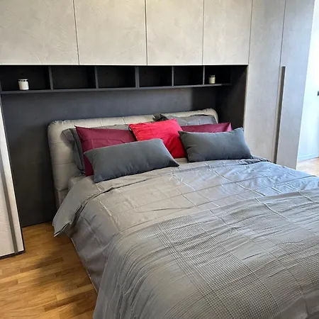 Deluxe Comfortable With Balcony Downtown