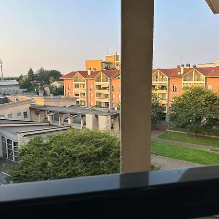 Deluxe Comfortable With Balcony Downtown Apartment *